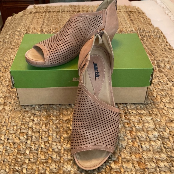 Earth Shoes - Earth brand Venus leather sandal